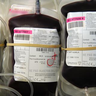 L'affaire du sang contaminé éclate dans plusieurs pays dans les années 1980 et 1990. Des patients sont infectés par le virus du sida ou par l'hépatite C après des transfusions sanguines. Les autorités sanitaires de plusieurs pays sont accusées d'avoir tardé à prendre des mesures pour contrôler le sang transfusé.