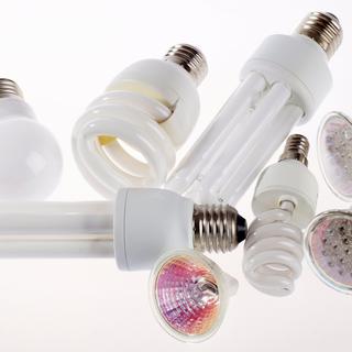 Au rayon des ampoules, il est de plus en plus difficile de faire son choix... ampoule écologique , économique basse consommation énergie [krzysztof siekielski]
