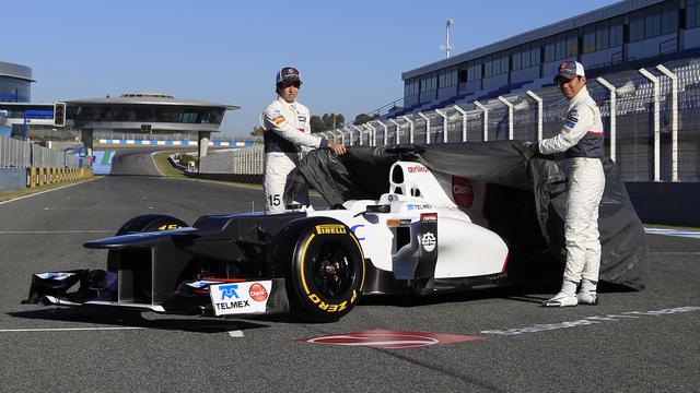 Sergio Perez (au fond) et Kamui Kobayashi (devant) dévoilent la C31, le bolide avec lequel Sauber veut marquer des points. [Reuters - Marcelo Del Pozo]