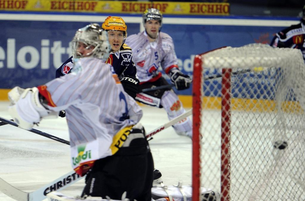 Reto Berra, élu MVP de la saison, face à Damien Brunner, meilleur compteur de la Ligue. Qui aura le dernier mot? [KEYSTONE - SIGI TISCHLER]