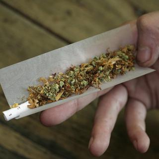 Le cannabis reste la drogue la plus prisée chez les adolescents européens, dont 17% déclarent en avoir déjà consommé. [AP Photo/Peter Dejong]