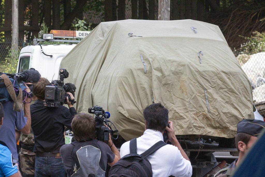 La gendarmerie française a escorté le véhicule dans lequel a été retrouvée une famille britannique le 5 septembre à Chevaline, près d'Annecy en France. [AFP - SALVATORE DI NOLFI]