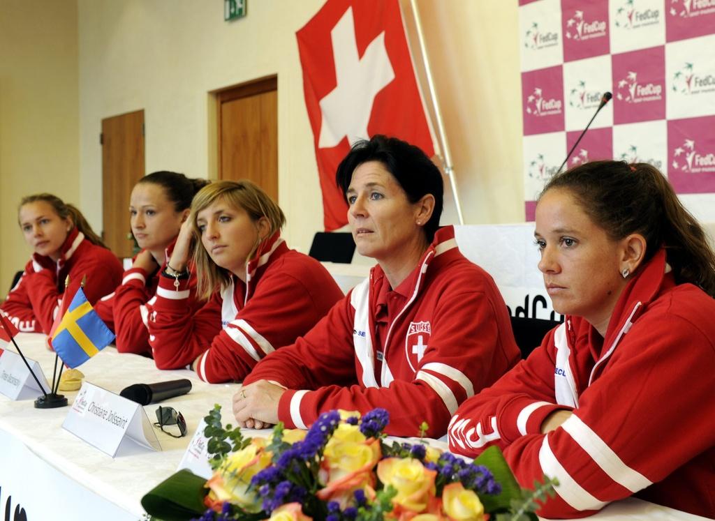 Das Schweizer Tennis-Team an einer Medienkonferenz zur Auslosung der Fed Cup Tennis-Spiele Schweiz-Schweden am Freitag, 15. April 2011, im Luganeser Rathaus, Lugano. Das Schweizer Team vr.nl.: Patty Schyder, Captain Christiane Jolissaint, Timea Bacszinky, Amra Sadikovic und Stefanie Voegele. (KEYSTONE/Karl Mathis) [Karl Mathis]