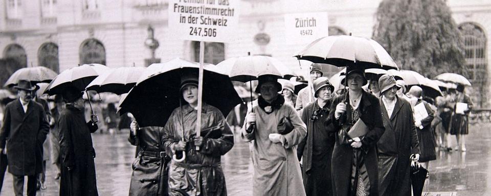 Manifestation pour le suffrage féminin en 1929. [Climage]