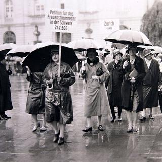 Manifestation pour le suffrage féminin en 1929. [Climage]
