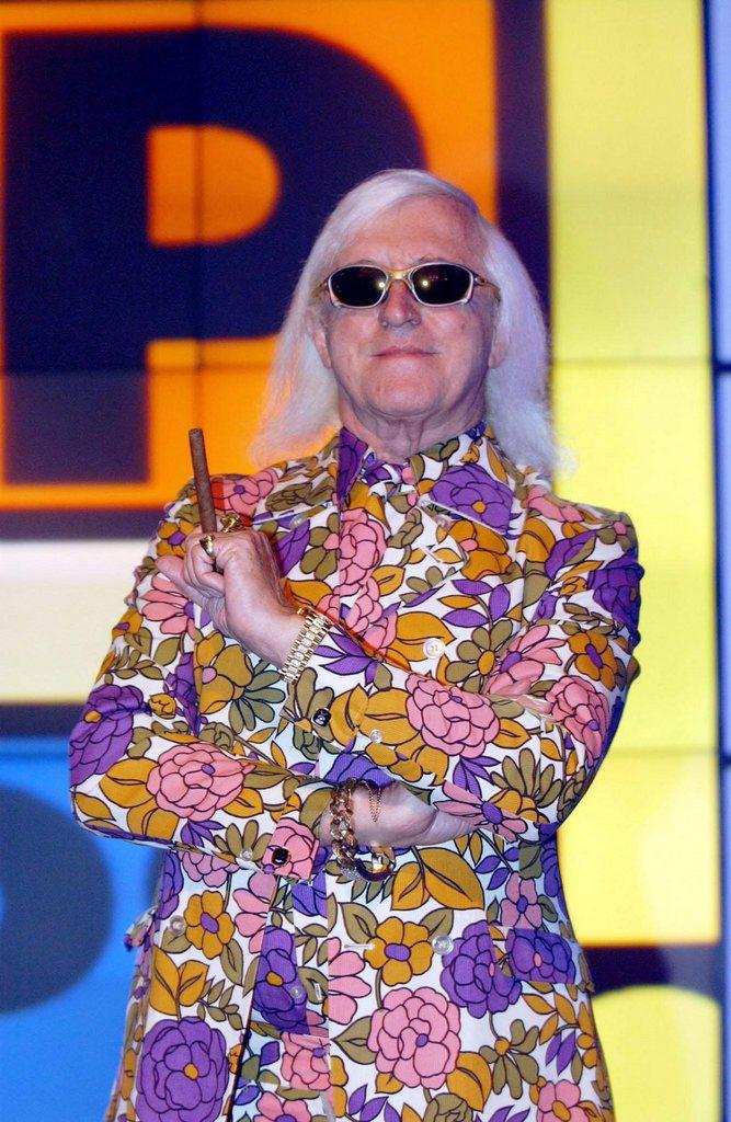 L'animateur Jimmy Savile pendant son émission Top of the Pops le 18 octobre 2001. [EPA/MYUNG JUNG KIM]