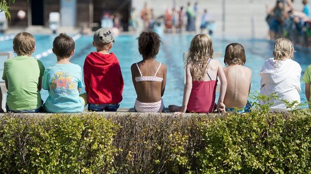 Cours de natation dans une piscine de Thoune. [Peter Schneider]