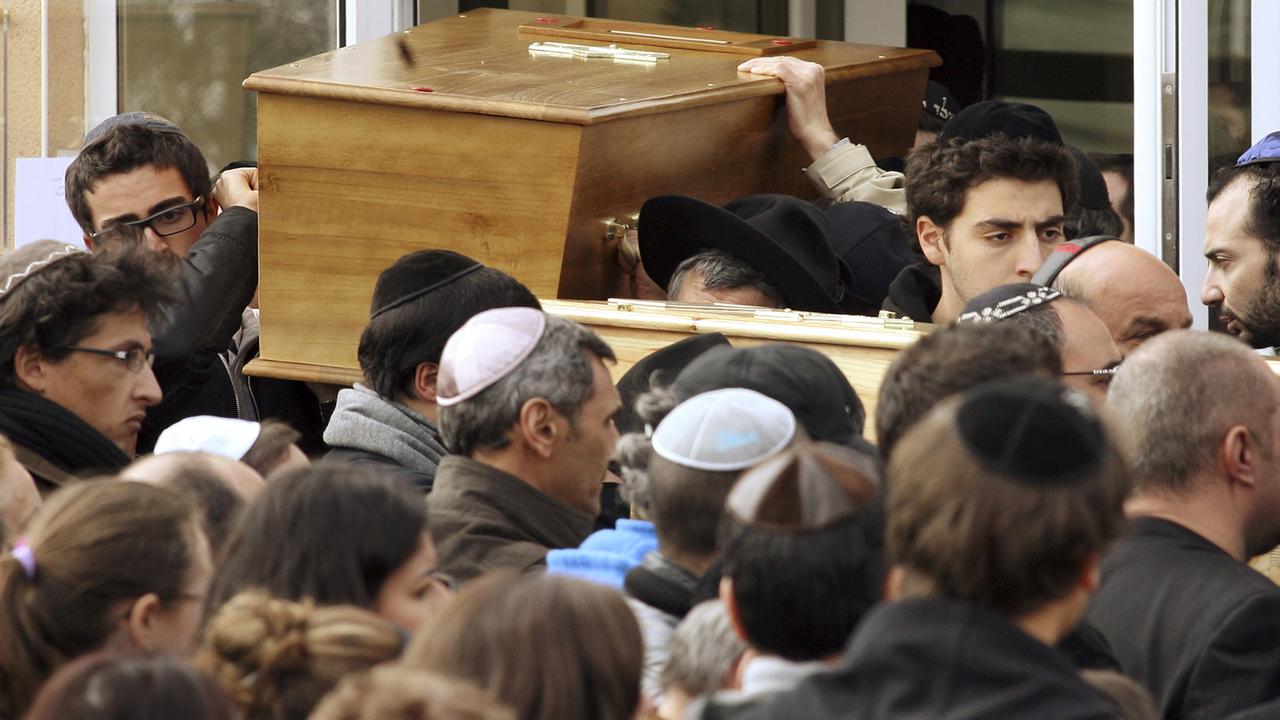 Les cercueils des victimes du tueur de l'école juive à Toulouse.