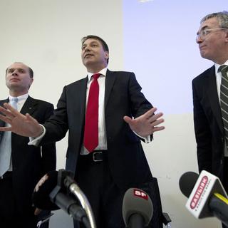 Annonce de l'accord de maintien des activités de Novartis à Nyon. Philippe Leuba, conseiller d'Etat vaudois, Pascal Brenneisen, CEO Novartis Suisse et Christoph Brutschin, conseiller d'Etat bâlois (de gauche à droite). [Lukas Lehmann]