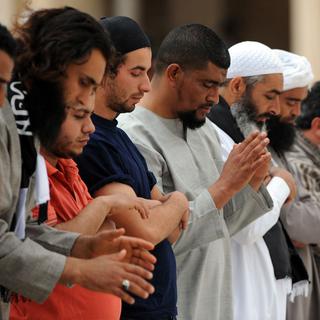 Des salafistes tunisiens priant à la mosquée d'Okba. [Fethi Belaid]