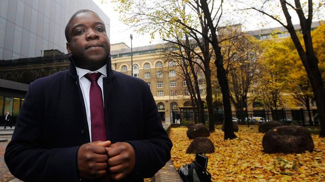 L'ex-trader d'UBS Kweku Adoboli comparaît devant la justice londonienne pour fraude - ici à son arrivée au tribunal le 16 novembre. [Facundo Arrizabalaga]