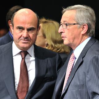 Le ministre espagnol de l'Economie Luis de Guindos avec le président de l'Eurogroupe Jean-Claude Juncker, ce mardi matin 10.07.2012 à Bruxelles. [Georges Gobet]