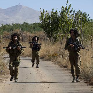 Des soldats israéliens patrouillent près du plateau du Golan. [Menahem Kahana]