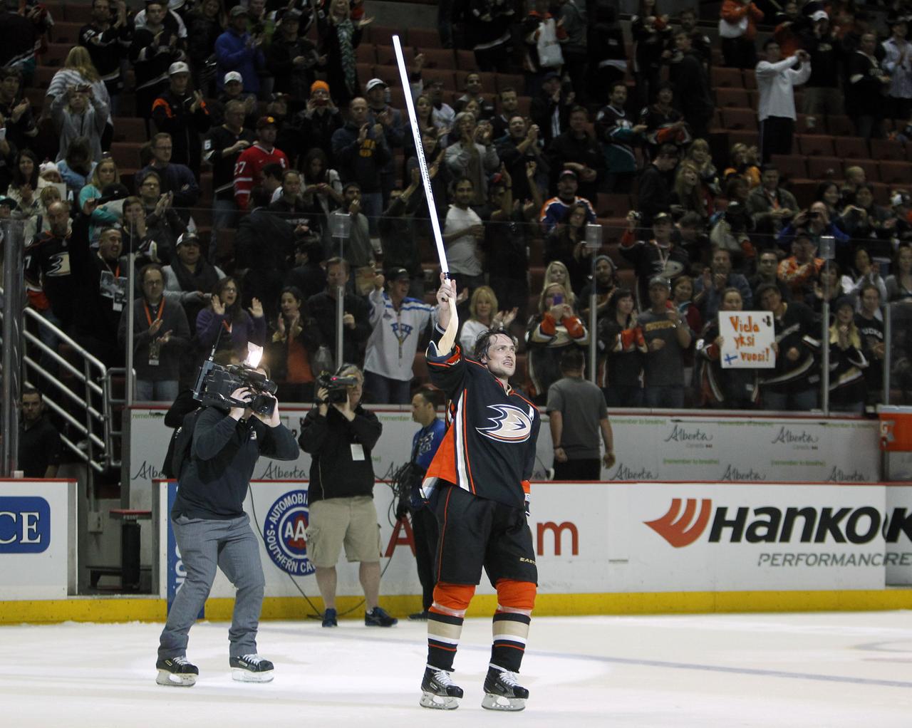 Teemu Selanne fait-il ses adieux au public d'Anaheim? Il hésite à disputer une 20e saison de NHL. [Reuters - Alex Gallardo]