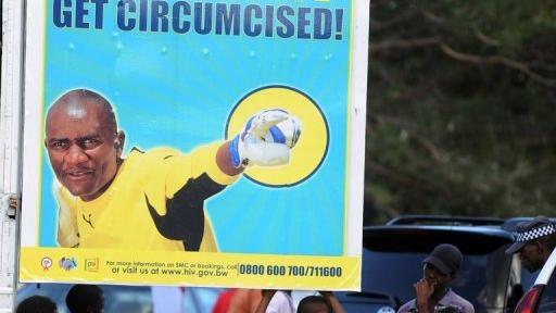 Une affiche publicitaire vente les bienfaits de la circoncision dans la lutte contre le sida, à Gabarone, le 17 mars 2012.