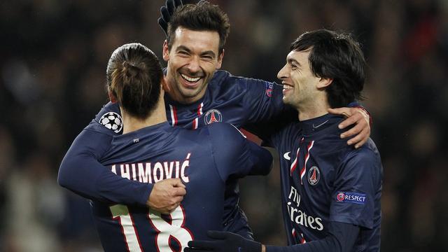 Zlatan Ibrahimovic et Javier Pastore viennent féliciter Ezequiel Lavezzi pour sa réussite qui donne la victoire à Paris. [KEYSTONE - IAN LANGSDON]