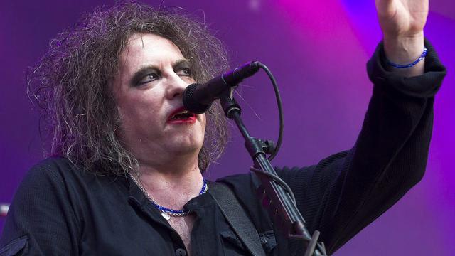 Robert Smith, l'un des hommes en noir, sur la scène de Paléo ce mercredi 18 juillet 2012. [Salvatore Di Nolfi]