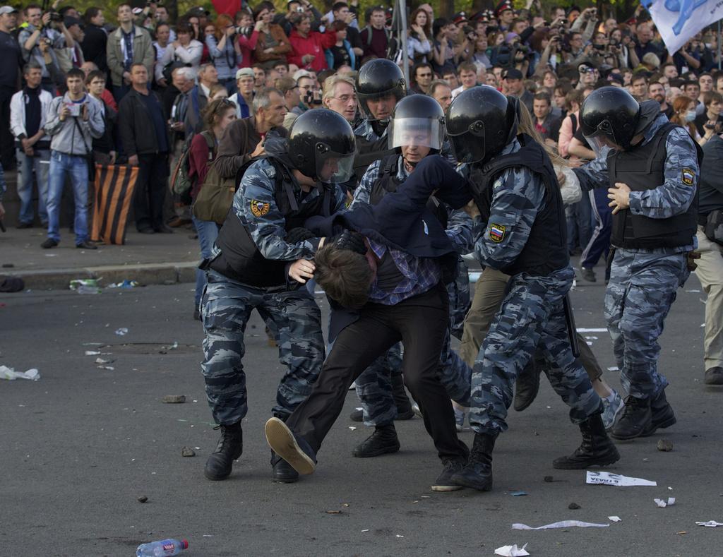De violentes échauffourées ont eu lieu à Moscou dimanche à la veille de la prise de fonctions de Vladimir Poutine. [Ivan Sekretarev]