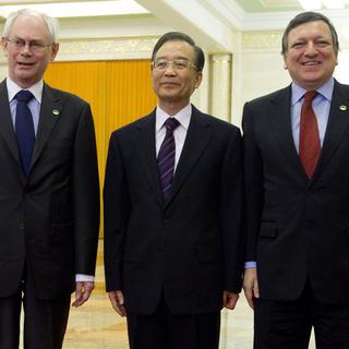 Le Premier ministre chinois entre le président du Conseil européen et le président de la commission européenne, ce mardi à Pékin. [How Hwee Young]