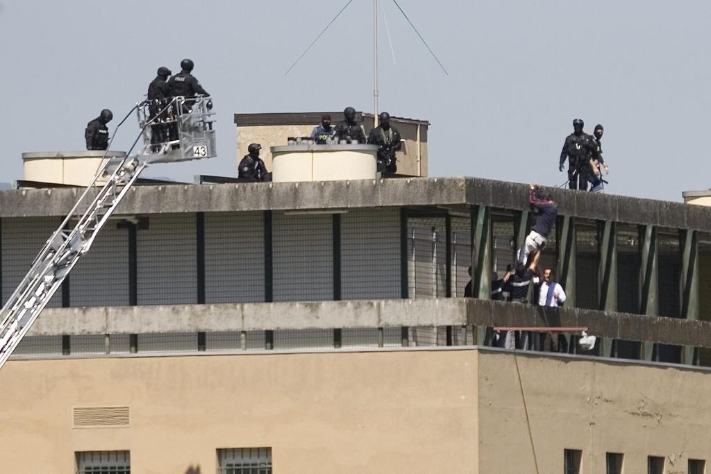 En juillet 2008, Skander Vogt avait passé 30 heures sur le toit de Bochuz, menaçant de mettre fin à ses jours, avant d'être maîtrisé.
