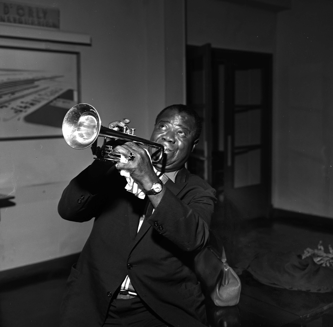 Louis Armstrong (1900-1971), musicien de jazz américain. Orly, décembre 1960. [Roger-Viollet/AFP]