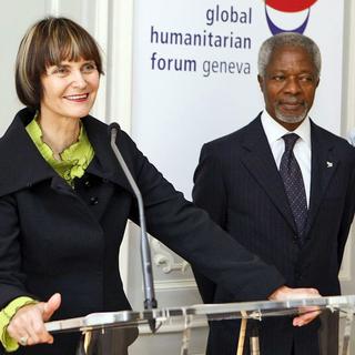 Micheline Calmy-Rey et Kofi Annan lors du Forum humanitaire mondial 2009. [Dominic Favre]