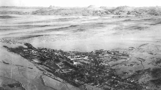 Foggara dans l'oued Tamanrasset et l'agglomération vers 1950 [Encyclopédie berbère (http://encyclopedieberbere.revues.org/1951). Domaine public]