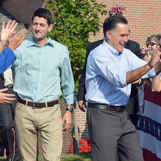 Mitt Romney (à droite), ici dans un bain de foule en compagnie de son colisiter Paul Ryan, a salué la décision des organisateurs de modifier le programme de la Convention républicaine. [Jewel Samad]