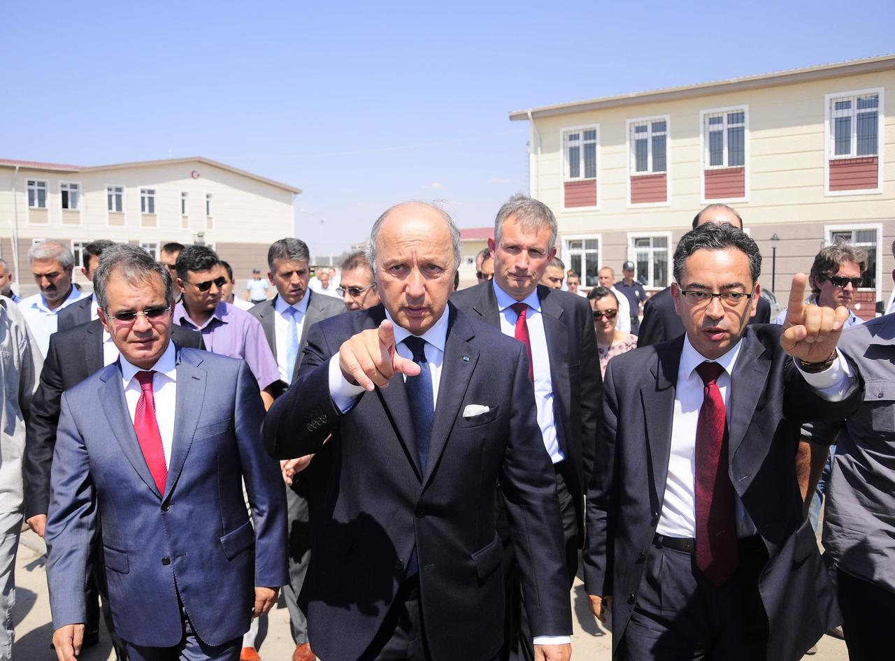 Laurent Fabius a rendu visite à un camp de réfugiés syriens dans le sud de la Turquie. [REUTERS - Adem Yilmaz/Anadolu Agency/Pool]