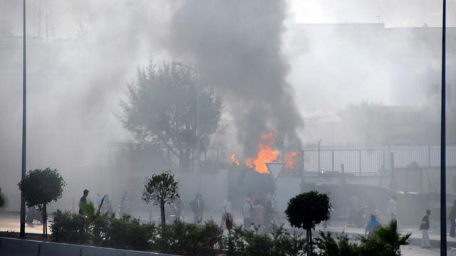 L'école américaine, adjacente à l'ambassade, a également été incendiée par les manifestants. [Hassene Dridi]