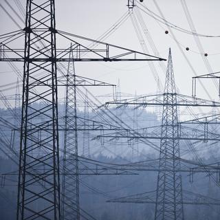 Après Axpo lundi, les Forces motrices bernoises (FMB) et Alpiq, tous fournisseurs d'électricité en Suisse, ont annoncé des chiffres rouges et des licenciements. [KEYSTONE - Gaetan Bally]