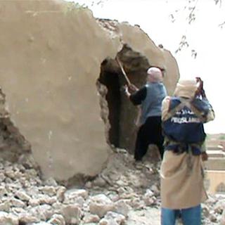 Des islamistes détruisant un mausolée à Tombouctou. [STR - AFP]