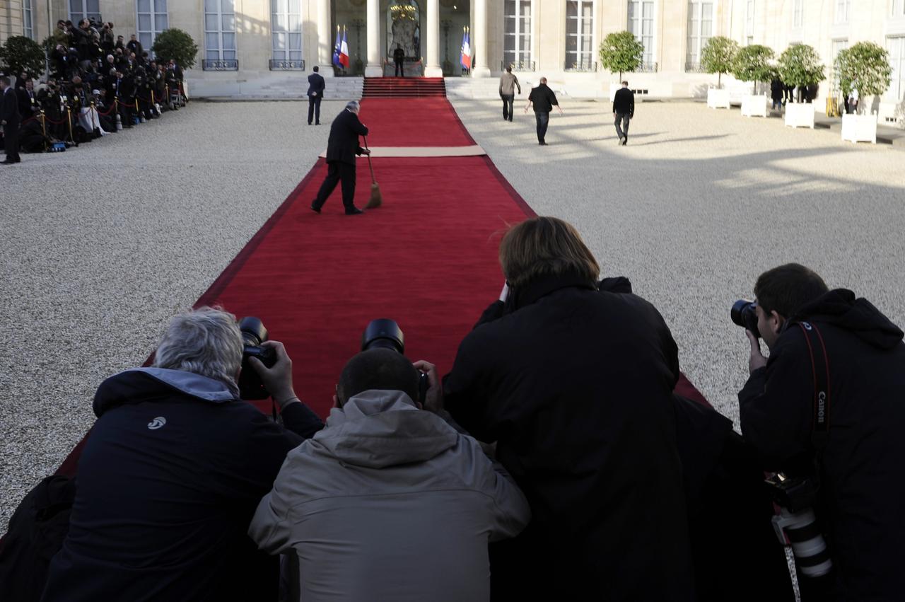 Le tapis rouge est lustré pour le grand moment de la journée. [AFP - Lionel Bonaventure]