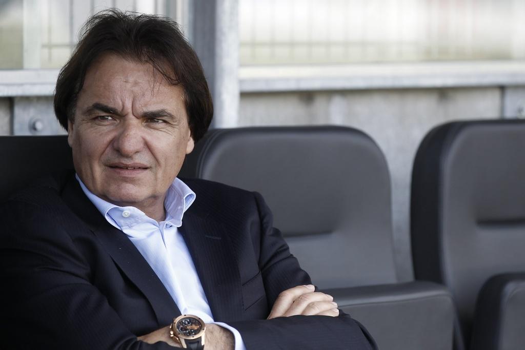 Sions Praesident Christian Constantin sitzt auf der Bank kurz vor dem Fussball Super League Spiel zwischen dem FC Thun und dem FC Sion am Sonntag, 29. April 2012 in der Arena in Thun. (KEYSTONE/Peter Klaunzer) [Peter Klaunzer]