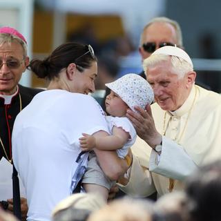 Le pape a béni un enfant lors de sa visite de l'église endommagée de Rovereto di Novi. [STRINGER Italy]