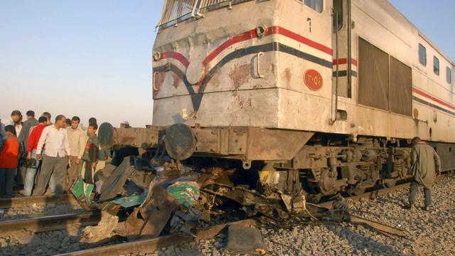 Le choc entre le bus et le train a été très violent. [AP Photo]