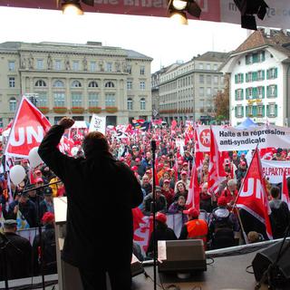 2000 travailleurs se sont réunis à Berne pour défendre la place industrielle suisse, revendiquer un renforcement de la convention collective de travail et des emplois stables. [Gaël Klein]