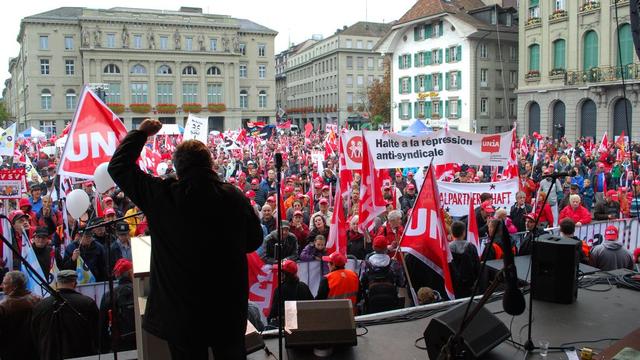 2000 travailleurs se sont réunis à Berne pour défendre la place industrielle suisse, revendiquer un renforcement de la convention collective de travail et des emplois stables. [Gaël Klein]