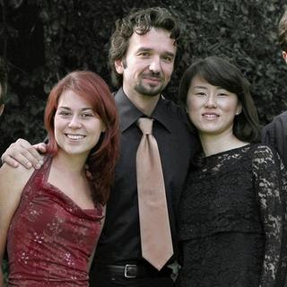 L'ensemble Tri i Dve avec de gauche à droite: Felix Froschhammer, violoniste, Gergana Kusheva et Tashko Tashev, contrebassistes, Asami Uemura, harpiste et Nico Prinz, violoncelliste. [3i2.ch]