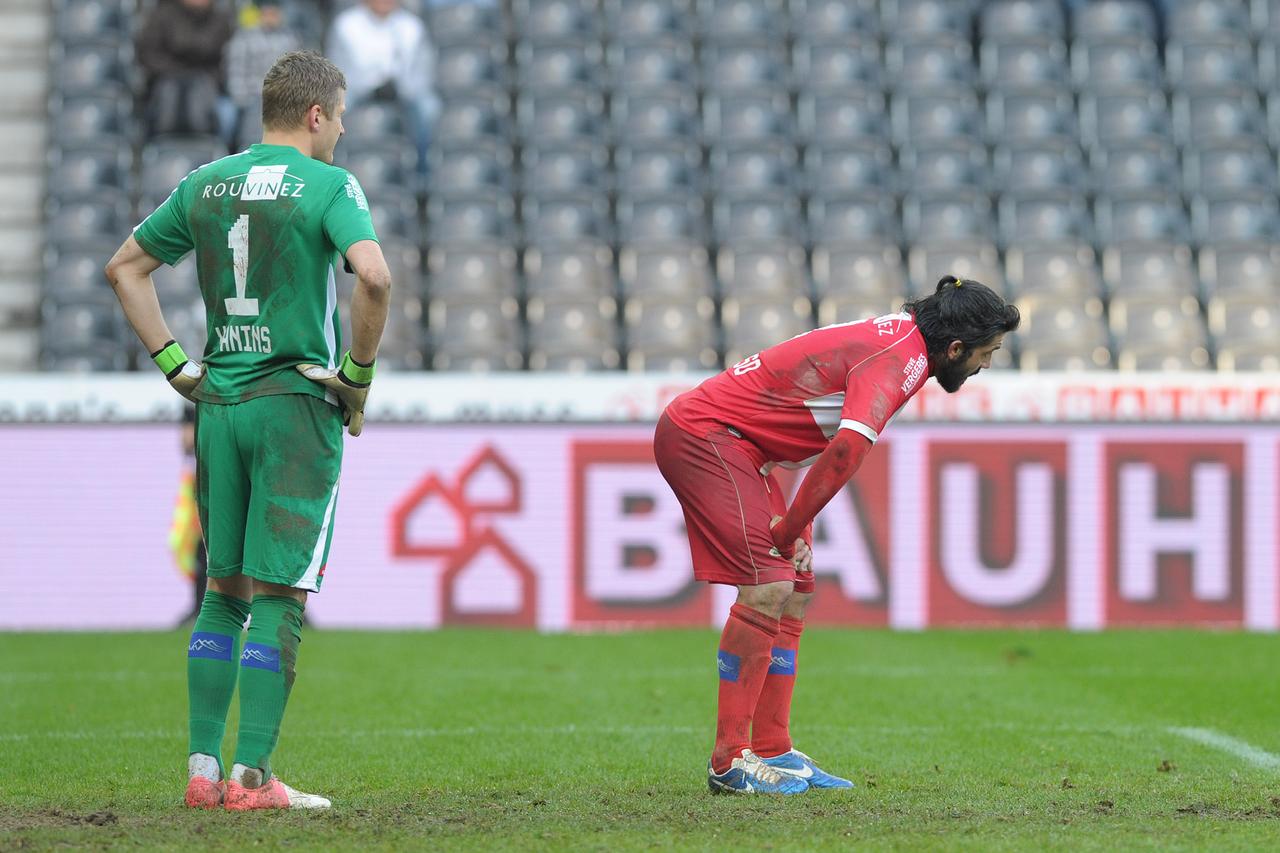 Bern, Fussball Super League, BSC Young Boys - FC Sion , 2. Dezember 2012. Entaeuschter Gennaro Gattuso und Andris Vanins (Sion). (Daniel Teuscher/EQ Images) [Daniel Teuscher]