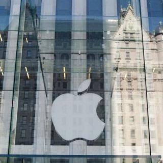 Logo d'Apple sur la façade d'un Apple Store à New York, le 17 septembre 2012.
