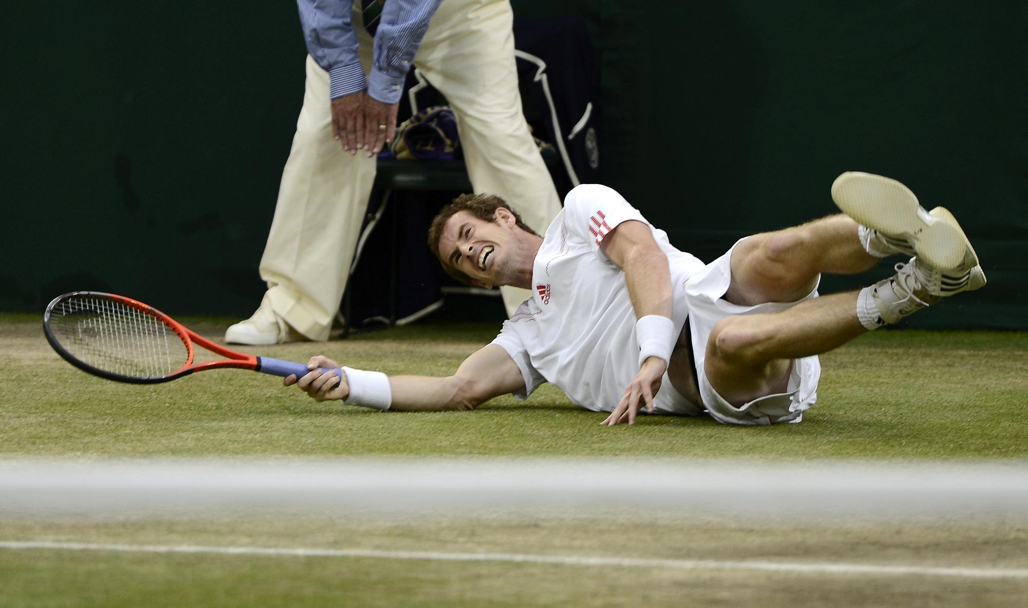 Andy Murray of Britain falls during his men's singles final tennis match against Roger Federer of Switzerland at the Wimbledon Tennis Championships in London July 8, 2012. REUTERS/Dylan Martinez (BRITAIN - Tags: SPORT TENNIS) [REUTERS - Dylan Martinez]