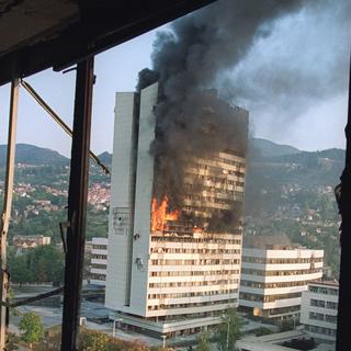 Sarajevo, le bâtiment du parlement en feu, 19 septembre 1992. [Michael Evstafiev]