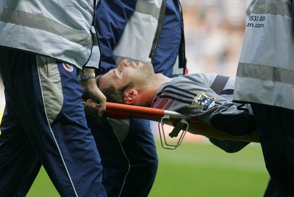 En octobre 2006, un joueur de Reading lui avait fracturé le crâne involontairement au cours d'un match. Depuis Cech porte un casque de rugby. [KEYSTONE - Lindsey Parnaby]