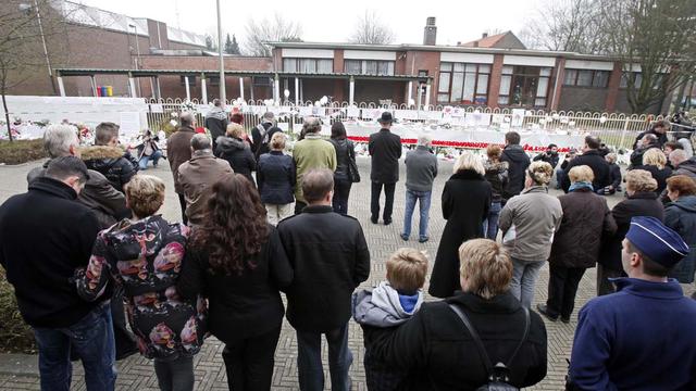 Des voisins et des parents des victimes ont observé une minute de silence devant l'école de Lommel. [Sébastien Pirlet]