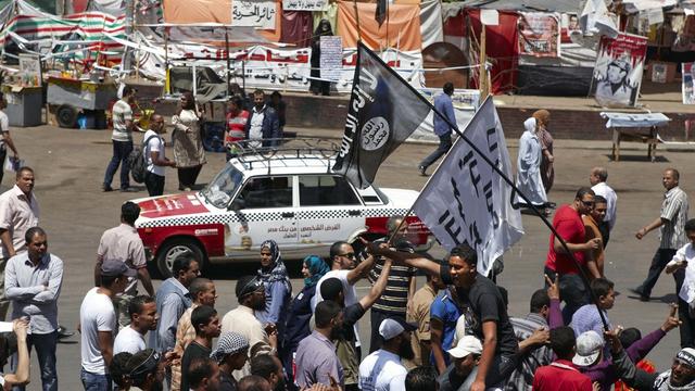 Des partisans de Hazem Abu Ismail ont manifesté jeudi sur la place Tahrir au Caire contre l'invalidation de la candidature de l'islamiste. [AP - Fredrik Persson]