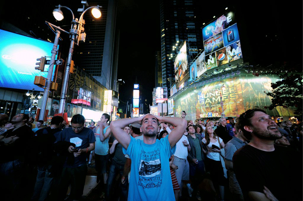 L'information est diffusée sur écrans géants à Time Square (New York). [Peter Foley]