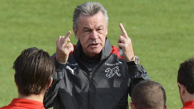 Dimanche, lors de l'entraînement, Ottmar Hitzfeld semble revenir sur son geste de vendredi... [Keystone - Walter Bieri]