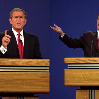 George W.Bush et Al Gore en 2000-Serré s'il en est (6 grands électeurs et moins de 1% de marge entre les deux candidats), le scrutin de l'an 2000 a été marqué par des erreurs dans les décomptes, des recomptages et des accusations de fraude. Le démocrate Al Gore et le républicain George W.Bush ont dû attendre les résultats de la Floride durant un mois, Etat finalement gagné par le républicain et lui donnant la victoire. Les recours de Gore, qui sont allés jusqu'à la Cour suprême, n'ont pas abouti.