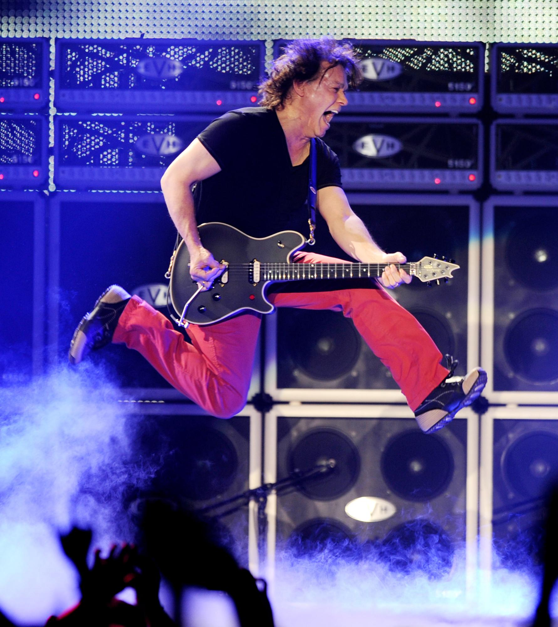 Eddie Van Halen début février 2012, toujours la grosse pêche. [Getty Images/AFP - Kevin Winter]